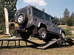 Terenówka z „L” na dachu