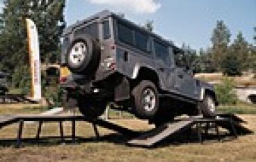 Terenówka z „L” na dachu