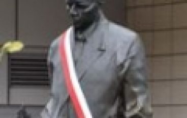 Pomnik Adama Loreta z „wioską cudów” w tle (19/2019)