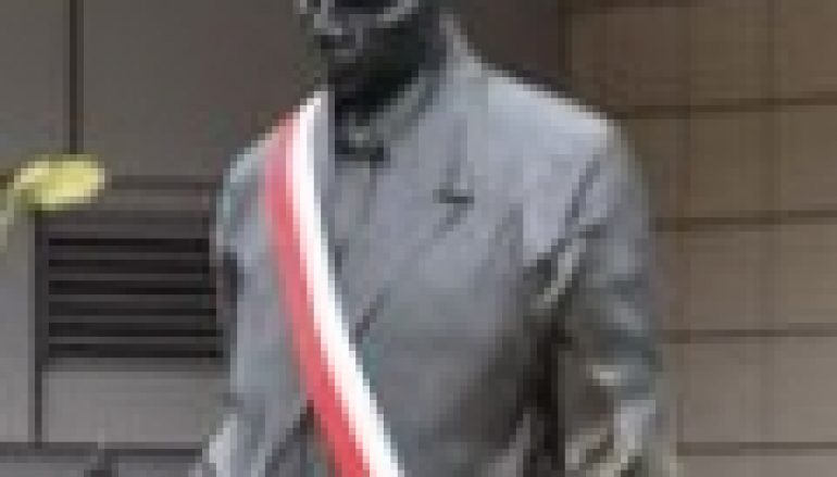 Pomnik Adama Loreta z „wioską cudów” w tle (19/2019)