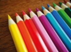 „Kredki zamiast kwiatka” – Inicjatywa studentów z Poznania