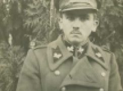 Mundur czy korporacyjny strój? (nr 15-16/2014)