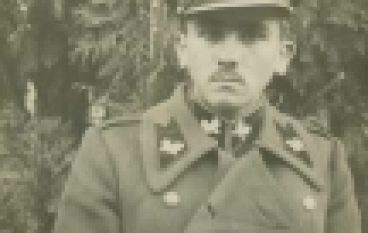 Mundur czy korporacyjny strój? (nr 15-16/2014)