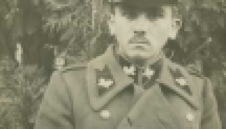 Mundur czy korporacyjny strój? (nr 15-16/2014)